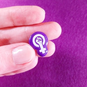 Pin artesanal "Símbolo feminista" original en arcilla polimérica