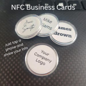 K&ouml;nnte beinhalten: Eine Sammlung von NFC-Visitenkarten mit transparentem Kunststoffgeh&auml;use. Die Karten zeigen Namen und ein Firmenlogo. Auf den Karten steht "NFC-Visitenkarten", "Einfach auf ein Telefon tippen und Ihre Infos teilen".