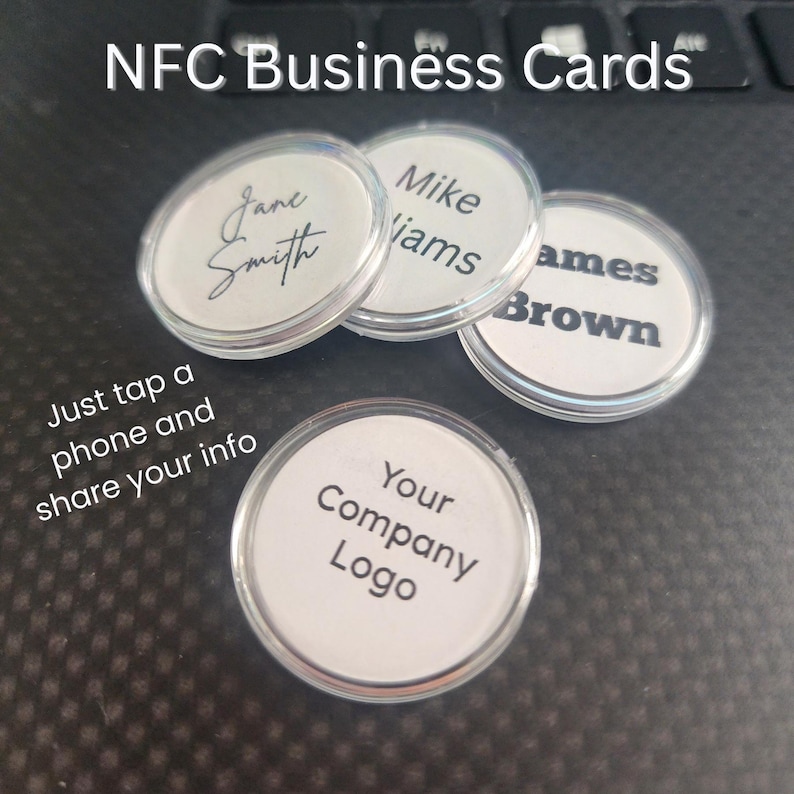 K&ouml;nnte beinhalten: Eine Sammlung von NFC-Visitenkarten mit transparentem Kunststoffgeh&auml;use. Die Karten zeigen Namen und ein Firmenlogo. Auf den Karten steht "NFC-Visitenkarten", "Einfach auf ein Telefon tippen und Ihre Infos teilen".