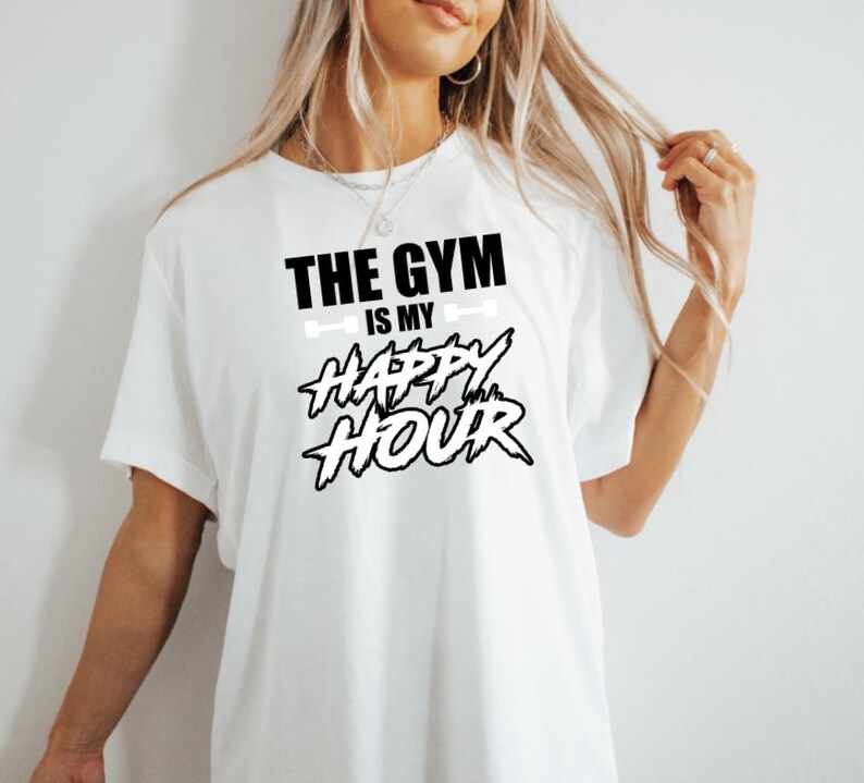 Peut inclure: T-shirt blanc avec un texte noir qui dit "The Gym is my Happy Hour".
