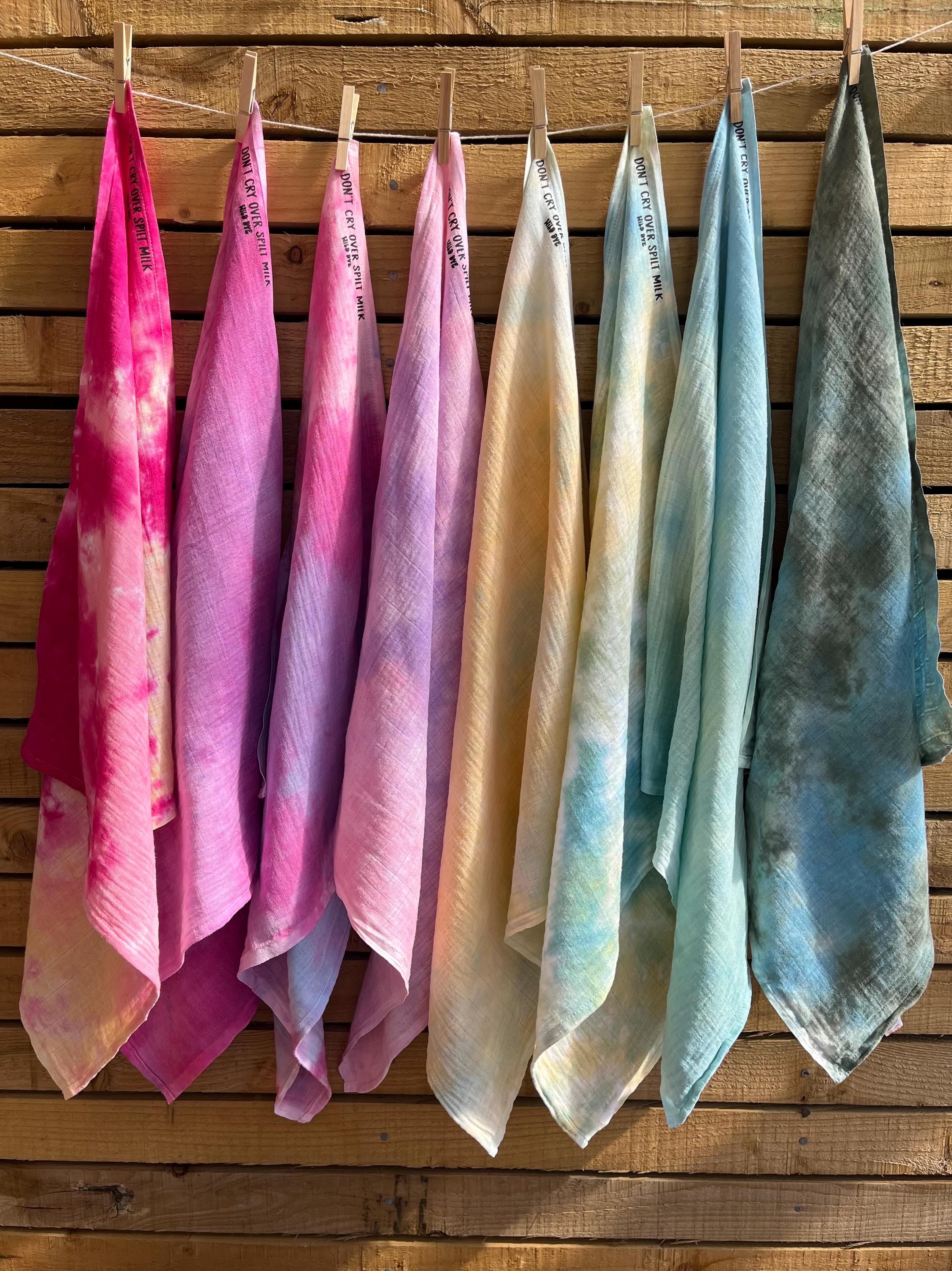 Handgefärbtes Baby-Musselintuch: Tie-Dye-Baumwolle, ""Don't Cry Over Spilled Milk""