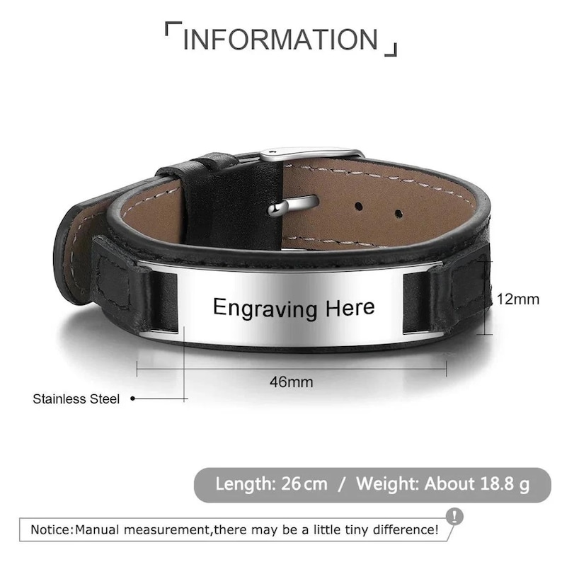 Puede incluir: Pulsera de cuero negro con hebilla de acero inoxidable y una placa plateada que dice "Engraving Here". La pulsera mide 26 cm de largo y pesa 18,8 gramos.