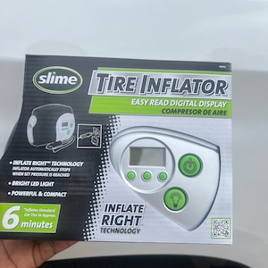 Peut inclure: Un gonfleur de pneus Slime vert et noir avec un écran numérique et un bouton d'alimentation vert. La boîte indique "Technologie Inflate Right" et "Affichage numérique facile à lire".