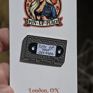Emaille pins - Brooklyn 99, titel van je S3x-tape, Jake Peralta, tv, televisie, komedie, grappig, familie, agent, vrienden, revers, broche, badge