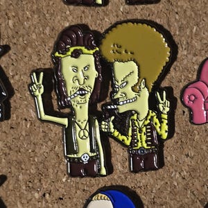 Épingles en émail - Beavis and Butthead, Cornholio, Amusant, Télévision, Dessin animé, Télévision, Comédie, Amis, Musique, Années 90, Amis, Revers, Broche, Badge