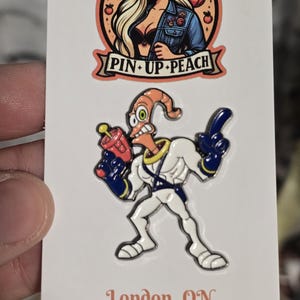 Épinglette en émail - Earthworm Jim, années 90, jeux vidéo, nostalgie, humour, télévision, dessin animé, comédie, famille, amis, revers, broche, insigne