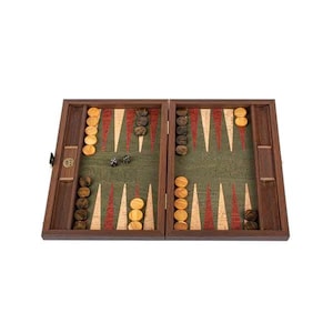 Op de afbeelding: Een houten backgammonset met een donkerbruin frame, groen speeloppervlak en rode en witte driehoekige punten. De set bevat lichte en donkere spelstukken en dobbelstenen.