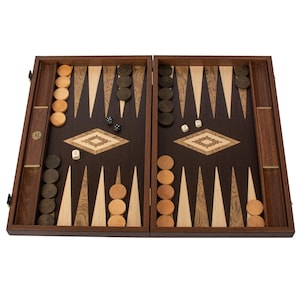 Könnte beinhalten: Ein offenes Backgammon-Set aus Holz. Die Spielfläche ist dunkelbraun mit hellen Holz-Dreieckspunkten und Rauteinlagen. Helle und dunkle Holzspielsteine sind auf dem Brett angeordnet, zusammen mit Würfeln.