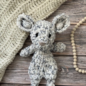Mouse Snuggler Lovey Mouse Stuffie Plushie Cute Mouse Blanket Yarn Boho Mouse Cuddly Toy Farm Baby Gift Baby Shower