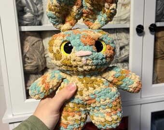Szydełkowy pluszowy króliczek: ręcznie robiona zabawka amigurumi