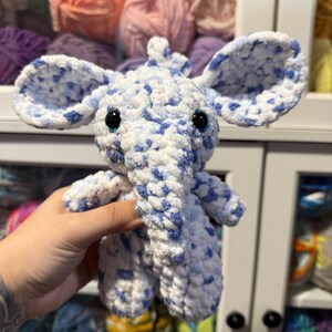 Słoń na szydełku, pluszowy, słodki, szydełkowy, słoń, amigurumi, wypchany, aminalny prezent, zabawka dla dzieci, słodki prezent urodzinowy