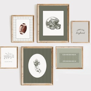 Puede incluir: Una colección de láminas enmarcadas con temática de fútbol americano. Las láminas presentan ilustraciones de un balón de fútbol, un casco, un jugador de fútbol y un campo. Una lámina tiene el texto "Long Live Boyhood". Los marcos son de color marrón claro.