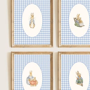 Puede incluir: Conjunto de cuatro impresiones enmarcadas con ilustraciones de Peter Rabbit en varias escenas. Cada impresión tiene un fondo de cuadros azules y blancos con un marco ovalado blanco.