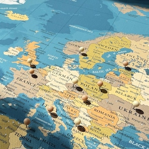 Carte du monde bleue personnalisée avec punaises – Carte murale de voyage (Toile)