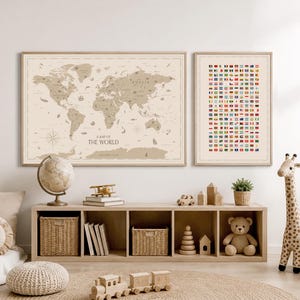 Può includere: Due stampe da parete incorniciate che raffigurano una mappa del mondo beige con il testo A MAP OF THE WORLD e una stampa separata che mostra una griglia di bandiere internazionali colorate. Le cornici sono in legno chiaro su una parete.
