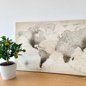 Obraz na płótnie z mapą świata – duży, 100 x 50 cm, płótno satynowe, minimalistyczna beżowa mapa, neutralny wystrój salonu