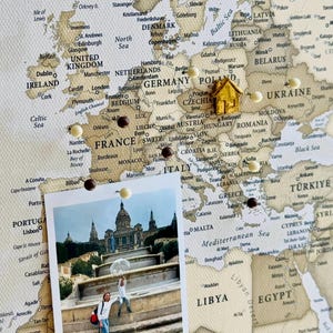 Mapa del mundo personalizado con chinchetas - Mapa de viaje con chinchetas, lienzo beige para pared, regalo para parejas en su aniversario.