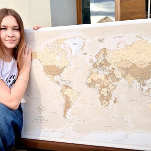 Carte du monde personnalisée : décoration murale sur toile beige neutre, grande décoration personnalisée | Cadeau d'anniversaire de mariage pour couple