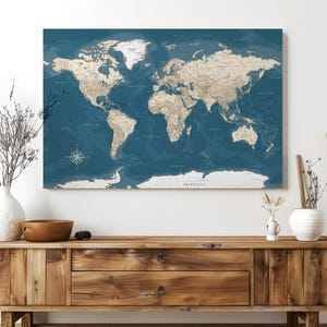 Grande affiche de la carte du monde, toile bleue et papier - Grande impression de carte murale dans des tons neutres - Carte de voyage détaillée avec villes - Carte personnalisée du voyageur