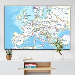 Carte politique détaillée de l'Europe - Grande affiche imprimable de la carte de l'Europe bleu et blanc avec pays, villes et capitales à télécharger.