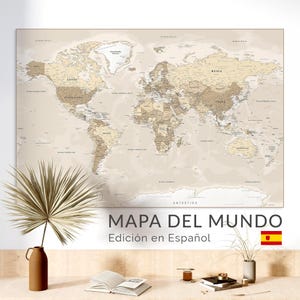 Puede incluir: Un mapa del mundo en tonos neutros, con los países etiquetados. El texto "MAPA DEL MUNDO Edición en Español" se muestra debajo del mapa, junto con una bandera española. Un jarrón con una hoja de palma seca y otros elementos decorativos están en primer plano.