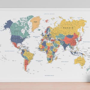 印刷可能な政治世界地図ポスター：ミニマリストの旅行アート（デジタルダウンロード）