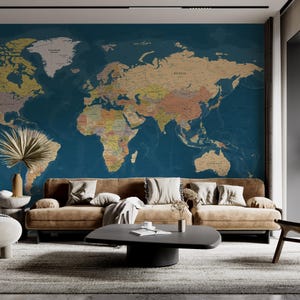 Può includere: Un soggiorno con un grande murale della mappa del mondo nei toni del blu, beige e marrone. Un divano marrone con cuscini è posizionato di fronte alla mappa. Un tavolino grigio scuro e un tappeto neutro completano l'arredamento.