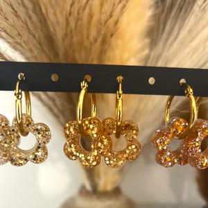Boucles d’oreilles fleur paillettes, pampilles fleur interchangeables en résine époxy paillettes, créoles en acier inoxydable
