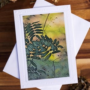 Wenskaart met een prachtig gevlekt boslandschap | Inlijstbare kunstprint van bosbladeren (12,7 x 18,8 cm) | Kaart met reliëf en envelop met rafelige rand