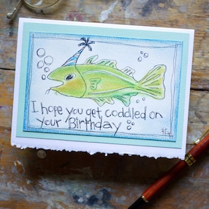 Cartão de aniversário de bacalhau, cartão peculiar e excêntrico, original, mídia mista, em branco, 5 x 7, cartão de felicitações, arte minúscula para emoldurar