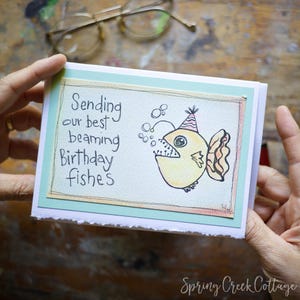 Tarjeta de cumpleaños con diseño de pez, tarjeta de cumpleaños caprichosa, original, acuarela, en blanco, 5 x 7, tarjeta de felicitación náutica, arte diminuto enmarcable