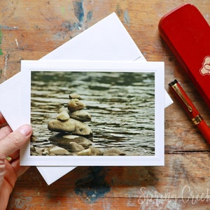 Cartão de felicitações fotográfico feito à mão 5x7 Cairns emoldurável nas montanhas olímpicas Fotografia por Veronica Cartão de nota em branco para qualquer ocasião