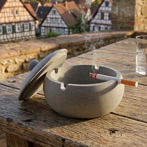 Aschenbecher mit deckel