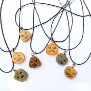 Collares de calabaza de Halloween: colgante de resina con forma de Jack-O-Lantern, regalo divertido para niños