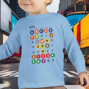NYC Subway Kleinkind-Langarm-T-Shirt, U-Bahn-Alphabet Lernzug Buchstaben und Zahlen, City-Theme Lernen Kinder Shirt, New York City Kid