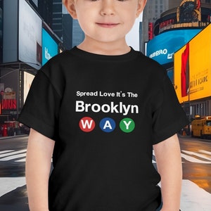 Brooklyn Kleinkind T-Shirt - Spread Love BK Way, NYC Subway Themenfarben, Kinder Kurzarm T-Shirt, New York Shirt, Kinder Erster Schultag T-Shirt