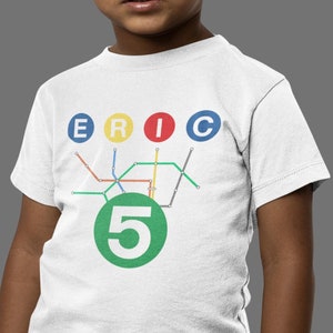 Aangepast verjaardags-T-shirt NYC Subway voor kinderen - Gepersonaliseerde naam en leeftijd, kleurrijke treinkaartlijnen, leuk kinderfeestje, shirt aanpassen
