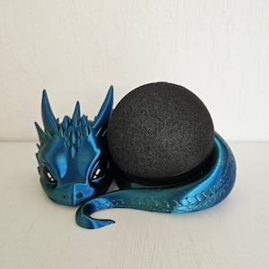 Könnte beinhalten: Eine tealblaue 3D-gedruckte Drachenfigur mit einem schwarzen, stoffbezogenen Lautsprecher, der sich in seinen Windungen befindet.