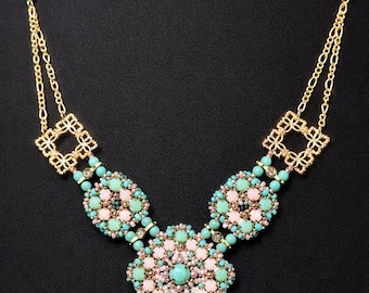 Collier tendance en mosaïque pastel vert opale, rose et perles d'or, collier plastron Boho Glam