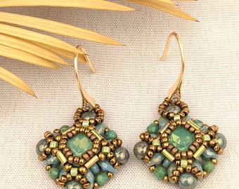 Boucles d'oreilles pendantes en perles faites main : turquoise, vert, bronze avec cz