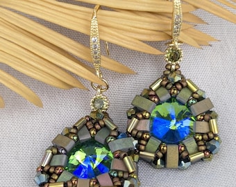 Boucles d'oreilles triangle « Auralis » en perles faites main : cristal vert rivoli, cz plaqué or