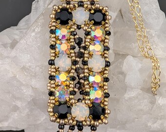 Collier clapet art déco : pendentif vintage glam en cristal perlé noir et or avec franges