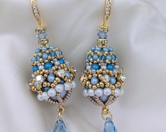 Boucles d'oreilles gouttes oeuf de Pâques lustre en perles de style Fabergé - Bijoux vintage cristal bleu et blanc