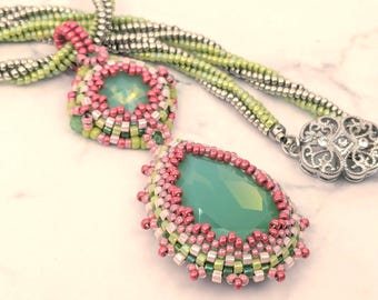 Collier tendance bohème fait main Sakura Blossom : design inspiré du printemps japonais • Bijoux tissés en perles roses et verts