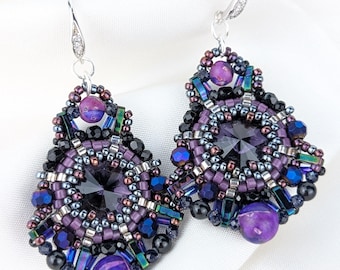 Boucles d'oreilles orchidée de minuit • Bijoux gothiques art déco en perles • Boucles d'oreilles tendance d'inspiration vintage en cristal violet noir