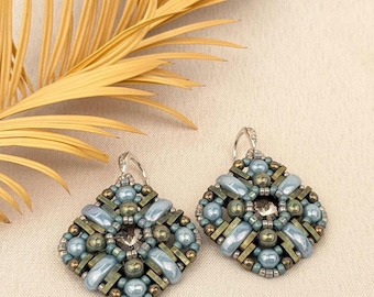 Boucles d'oreilles géométriques en perles « Tessara » • Bijoux pendants en mosaïque faits main • Boucles d'oreilles tendance en perles et cristaux bleu-gris