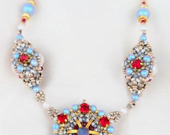 Collier feu et glace de style Fabergé : bleu opale, cristaux de rubis, bijoux art déco