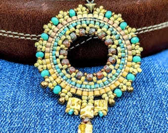 Pendentif Sundance fait main : collier de perles du sud-ouest de l'Europe - Bijoux bohème turquoise, bronze et beige