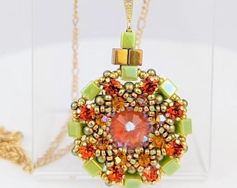 Collier fait main avec pendentif mandala soleillé : bijoux tendance bohème en perles de rivoli vertes oranges