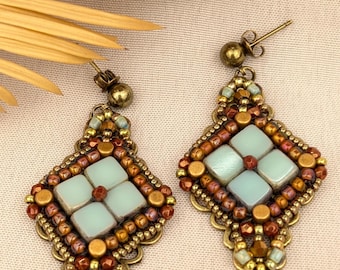 Boucles d'oreilles faites main de style vintage : bleu et terre cuite sur filigrane de bronze, accents de cristal, clous en bronze antique